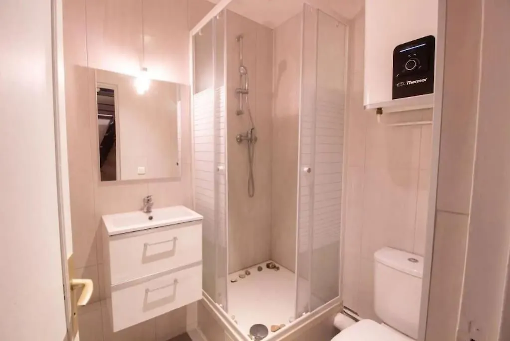 Bel Appartement Parisien, Typique Du Marais Apartment