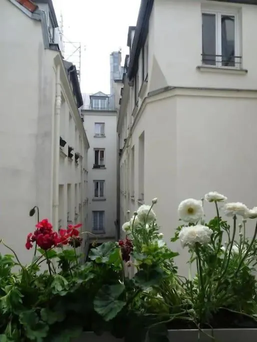 Bel Appartement Parisien, Typique Du Marais Apartment Paris